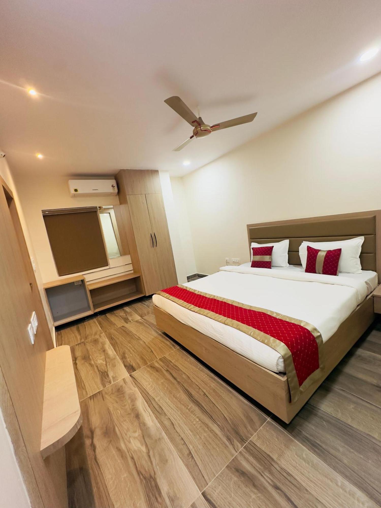 Hotel Raga Karimnagar Екстер'єр фото