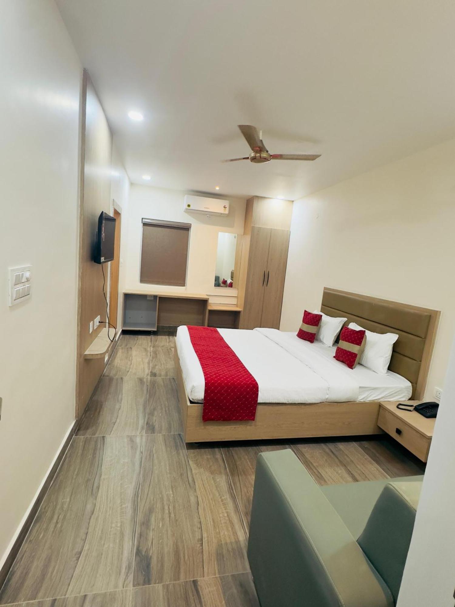 Hotel Raga Karimnagar Екстер'єр фото