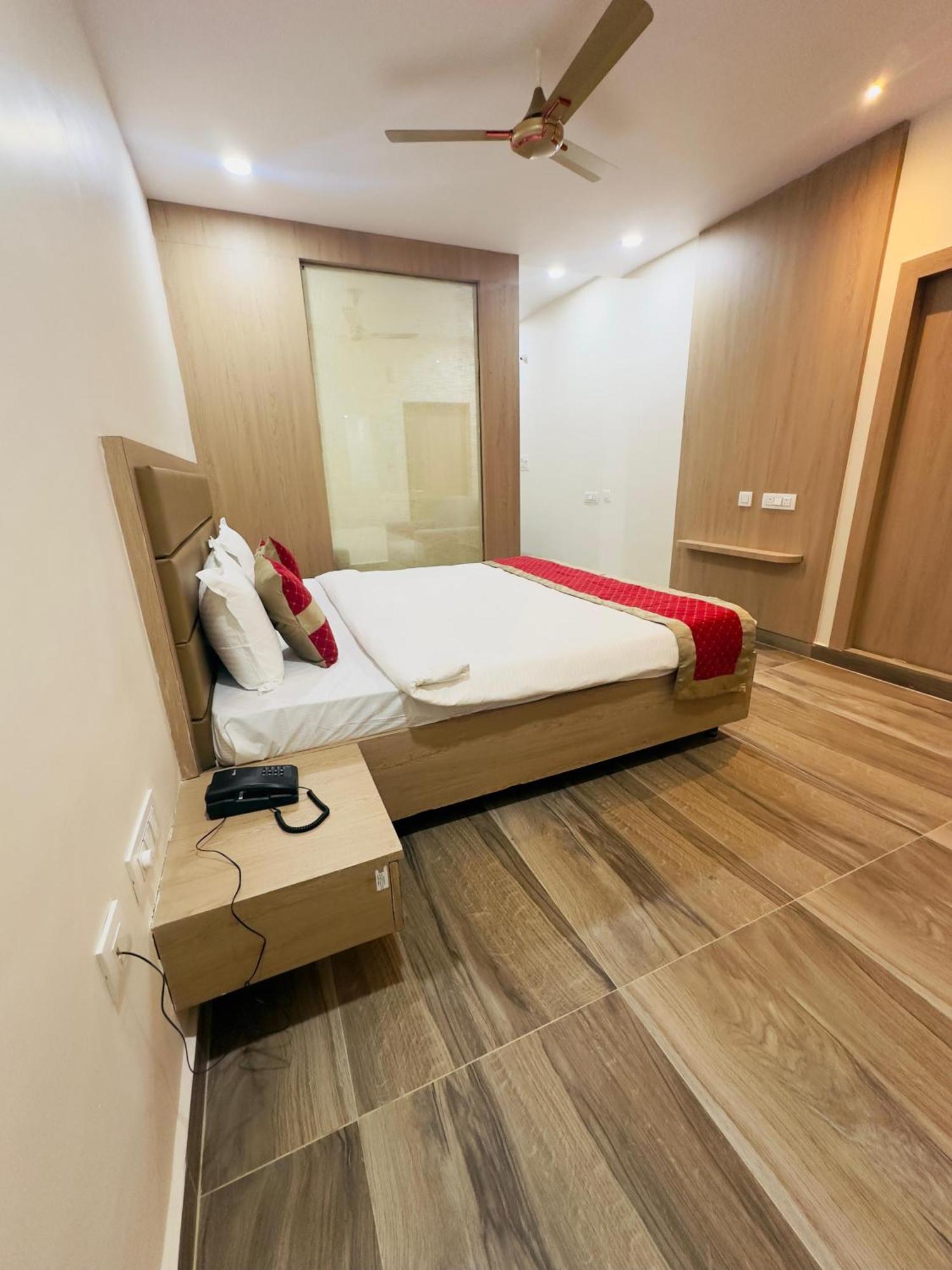 Hotel Raga Karimnagar Екстер'єр фото