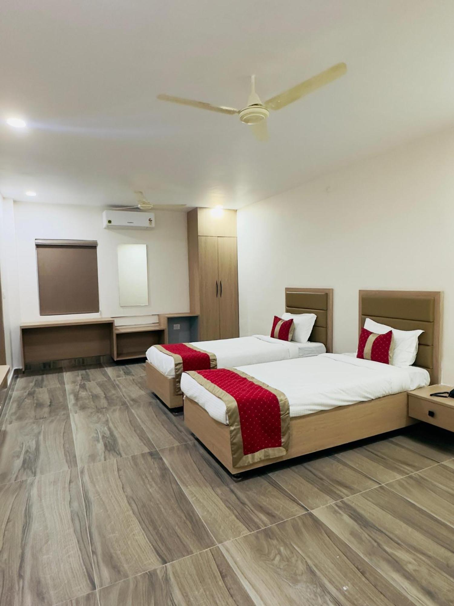 Hotel Raga Karimnagar Екстер'єр фото