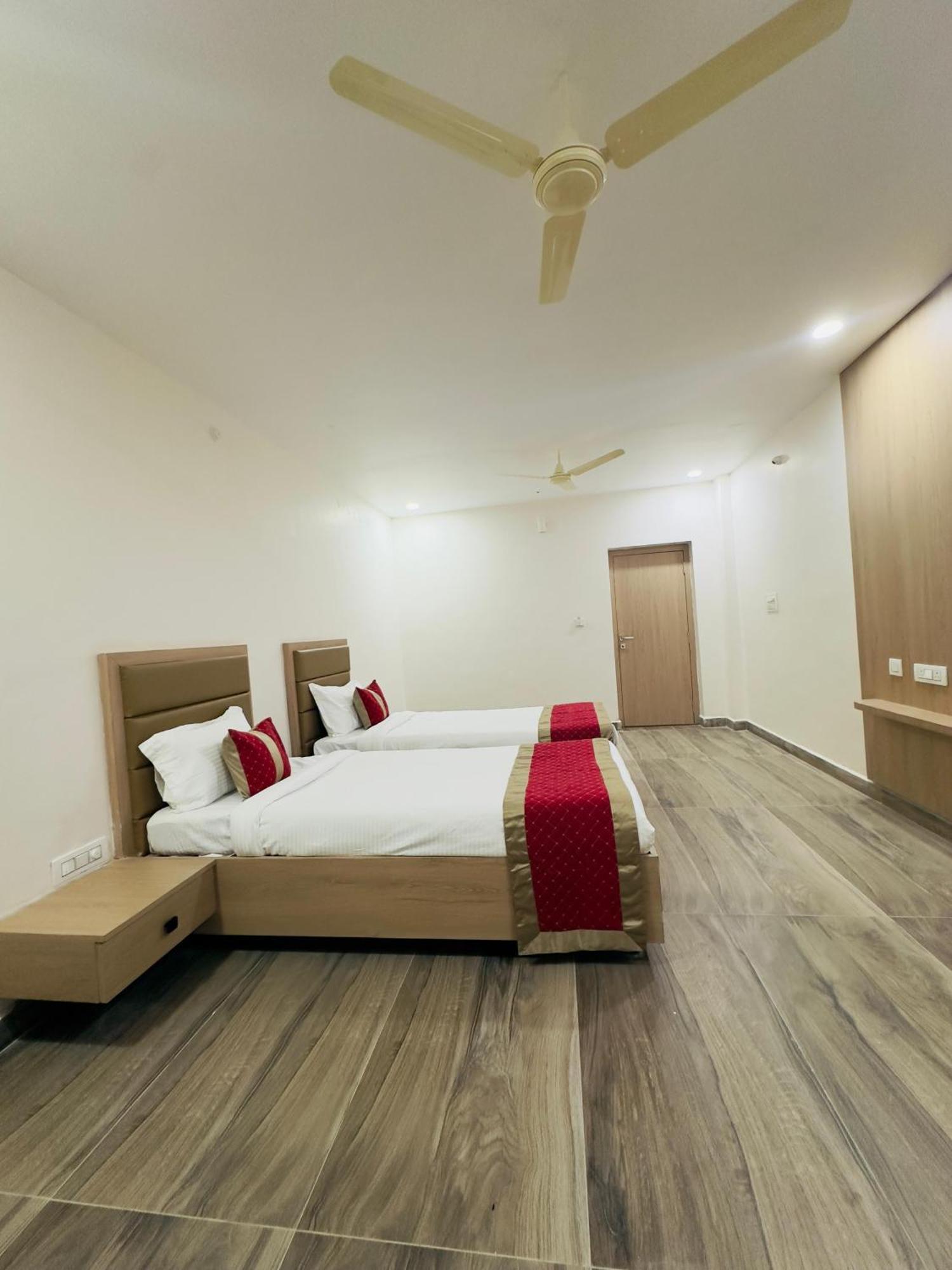 Hotel Raga Karimnagar Екстер'єр фото